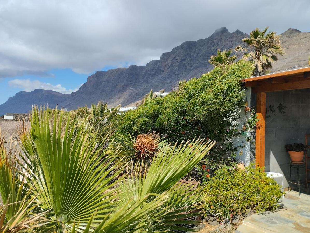 Beautiful Small Bungalow, Amazing Views And Garden Фамара Экстерьер фото